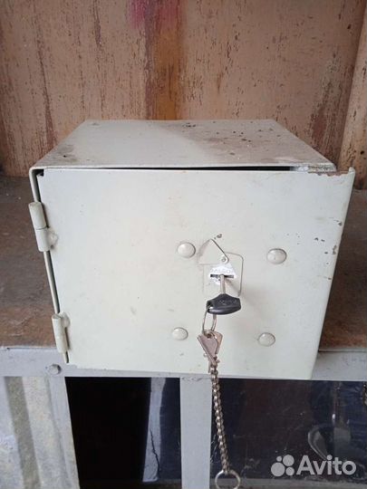 Сейф металлический, маленький