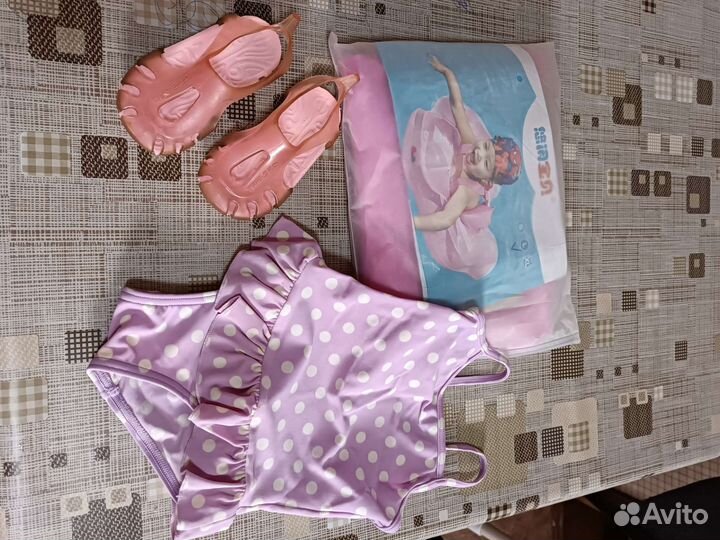 Круг для плавания, купальник и тапочки