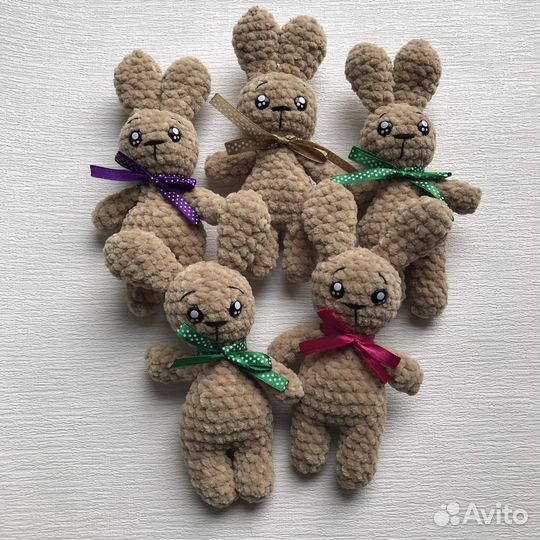 Плюшевый заяц вязаный