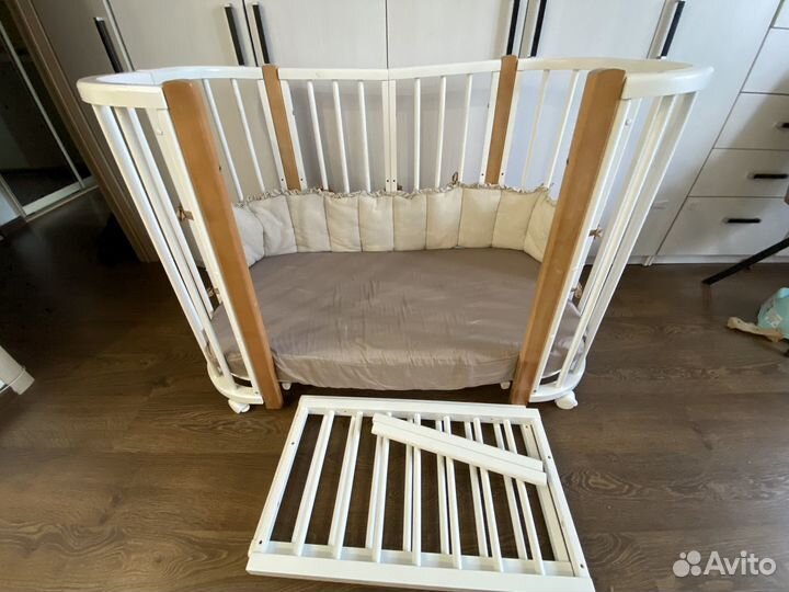 Детская кроватка с маятником