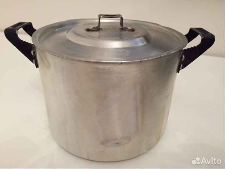 Кокотницы, сито и кастрюлю, кухонные предметы