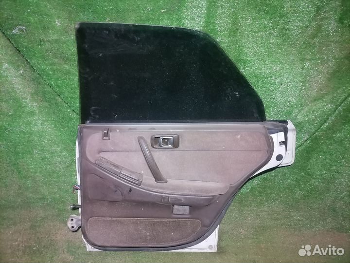 Дверь задняя правая Toyota Crown GS131 Пустая