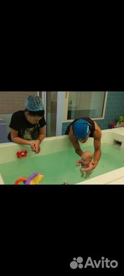 Грудничковое плавание в домашней ванне, в бассейне