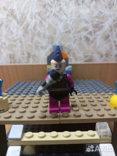 Lego минифигурка реперша с микрофоном