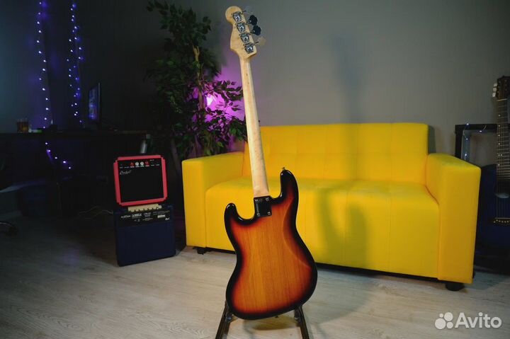 Бас-гитара Jazz Bass (и Чехол с Аксессуарами)