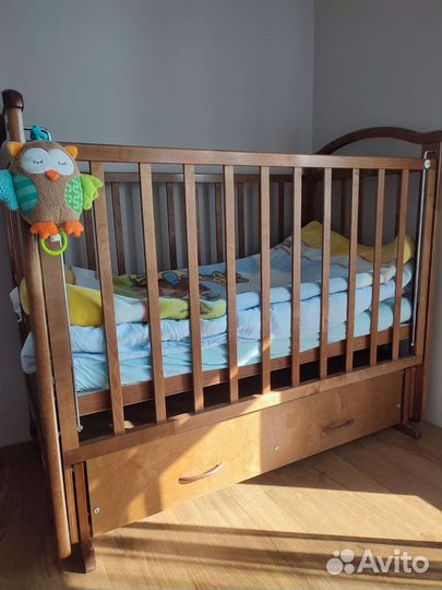Детская кроватка с маятником