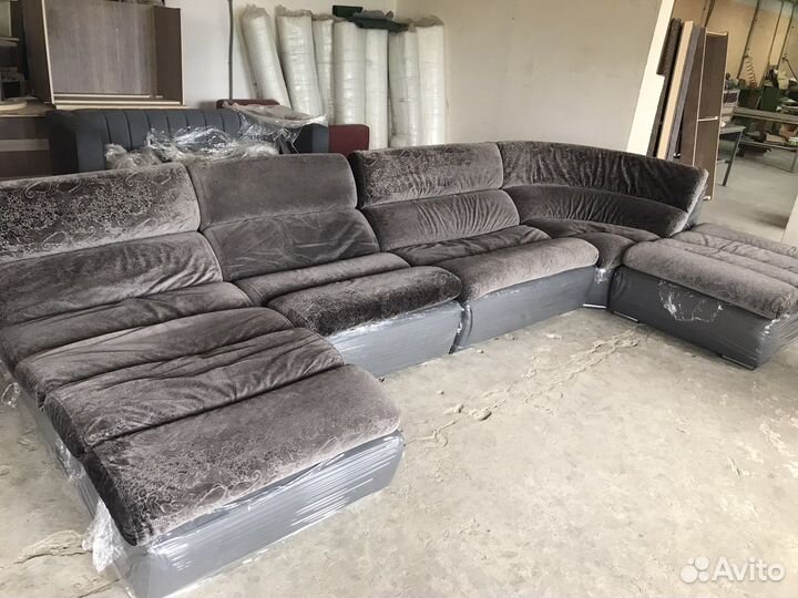 Угловой кожаный диван