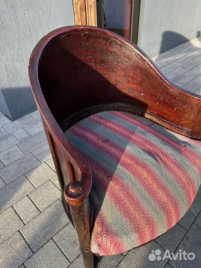 Старинное кресло