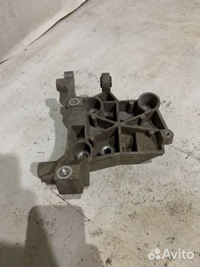 Кронштейн опора двигателя Touareg GP