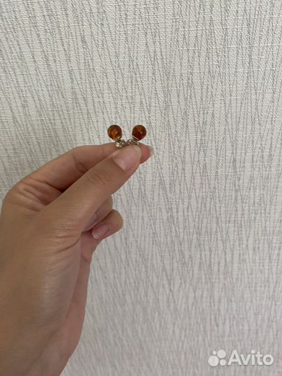 Пусеты с янтарем