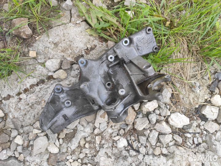 Кронштейн Volkswagen Passat B5 2.0