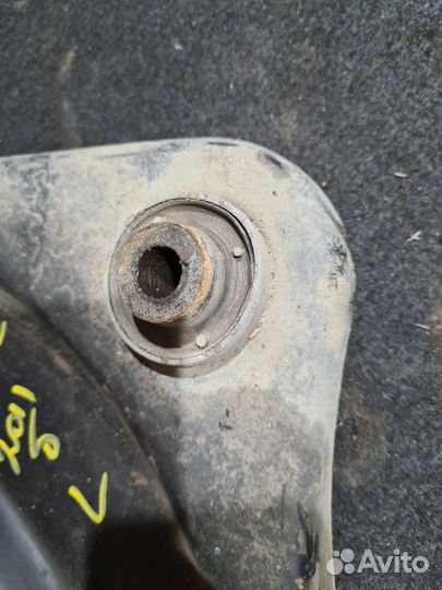 Рычаг подвески нижний передний левый Nissan Juke