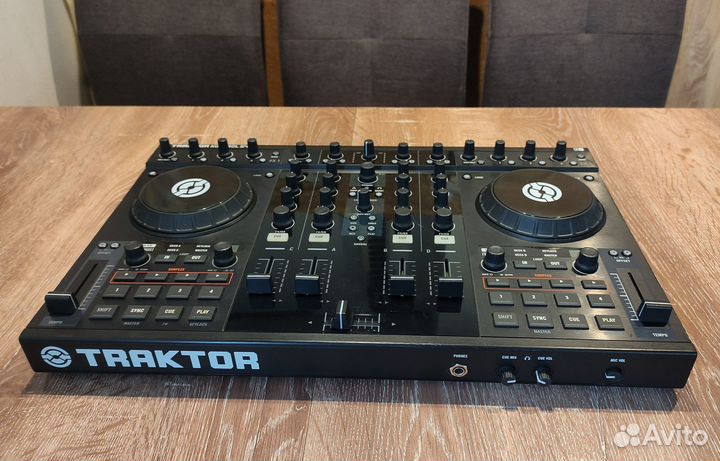 DJ-контроллер Traktor Kontrol S4 MK1