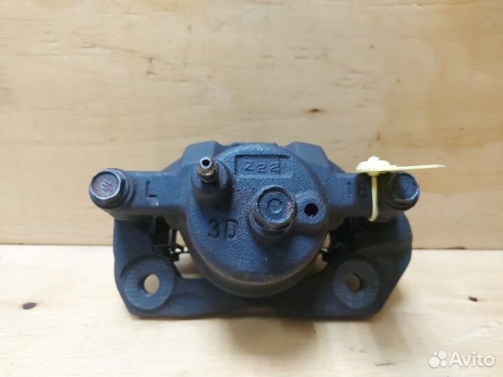 Суппорт передний левый Toyota Vitz NCP10 1nzfe