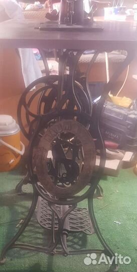 Швейная машинка на старинной немецкой станине