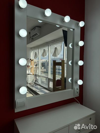 Гримерное зеркало с тумбой