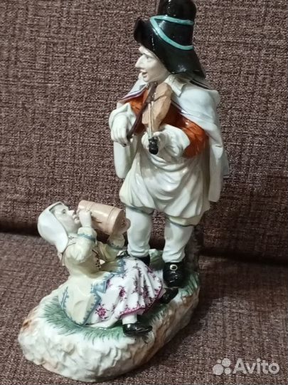 Фарфоровая статуэтка 