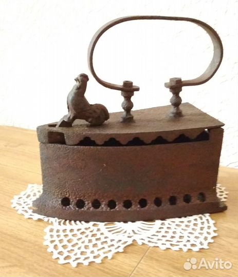 Старинный угольный утюг