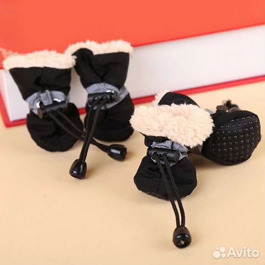 Новые комбинезоны и обувь для собак