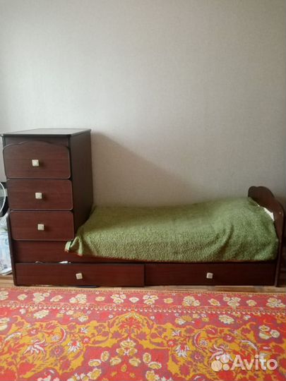 Детская кроватка с маятником и комодом