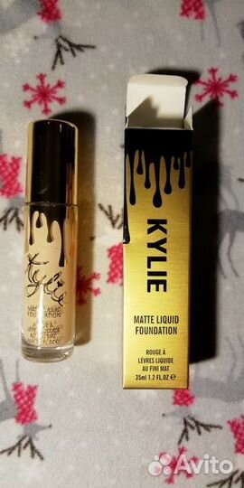 Помада, карандаш Кylie, кисти, спонжи для макияжа