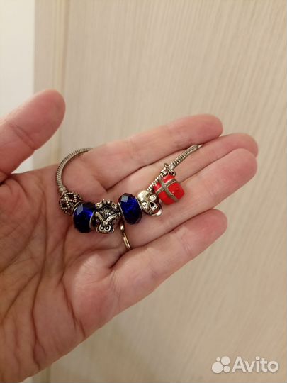 Браслет с шармами