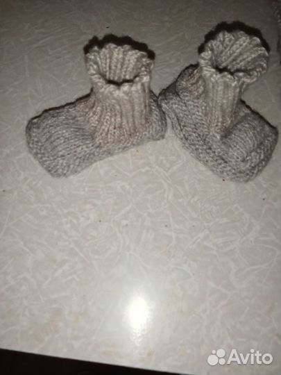 Вязаная жилетка и пинетки ручной работы