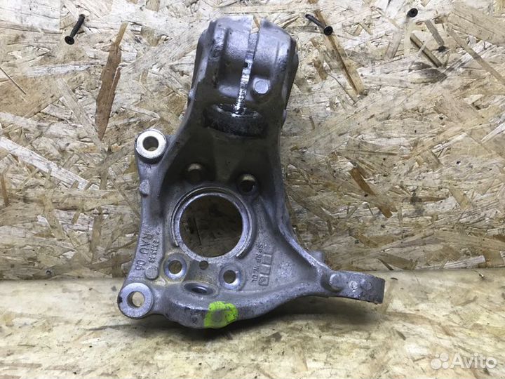 Кулак поворотный передний правый Volkswagen Passat