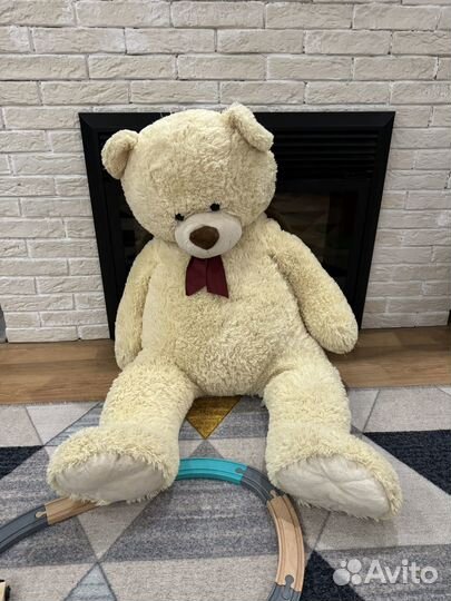 Большой плюшевый мишка