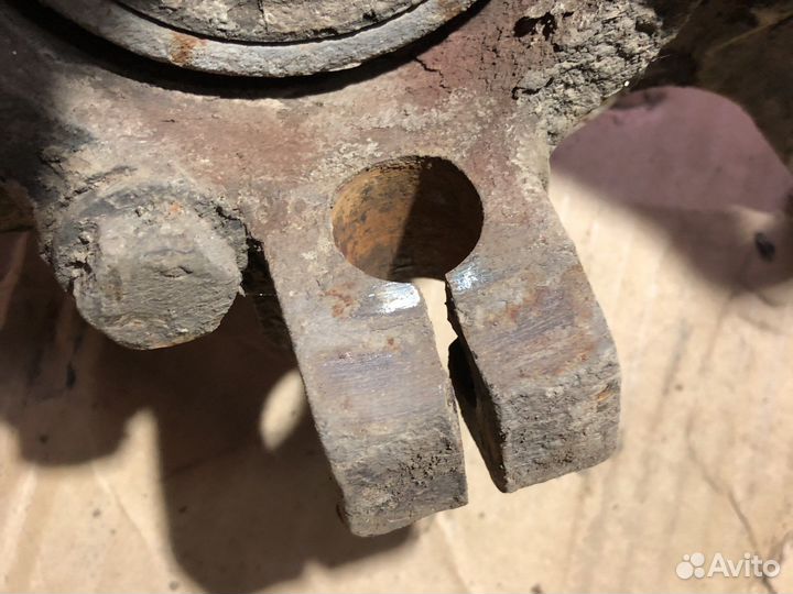 Правый поворотный кулак Chery Fora