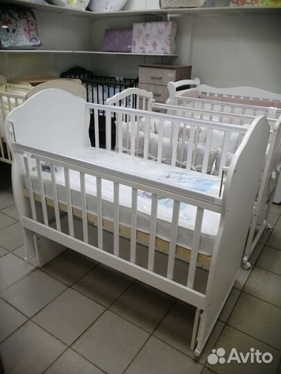 Детская кроватка с маятником новая