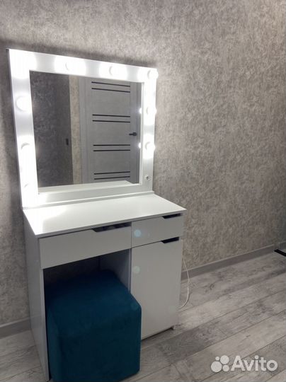 Туалетный столик с зеркалом и подсветкой