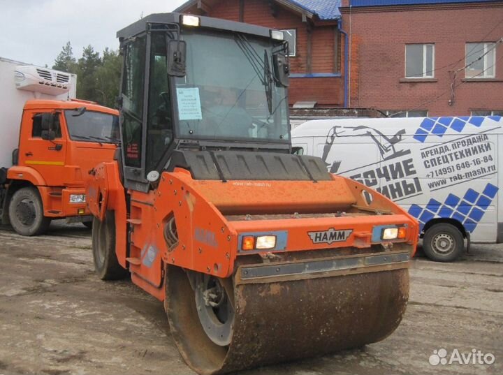 В разборе спецтехника Хамм