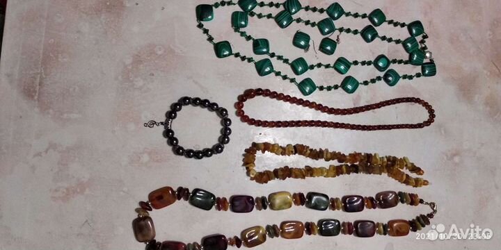 Янтарные бусы и из малахита