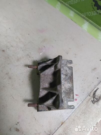 Кронштейн опоры МКПП Renault Scenic 1.6 K4M700