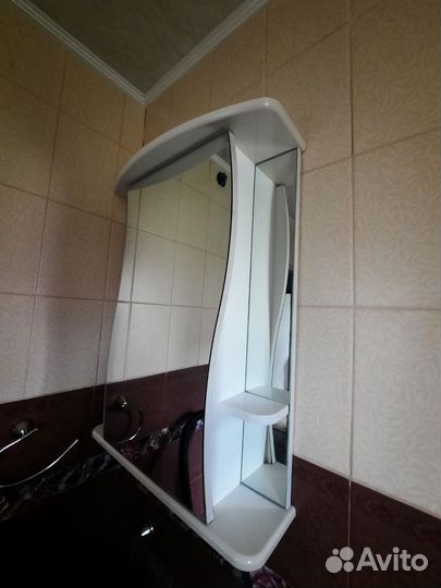 Зеркало для ванной комнаты с полками