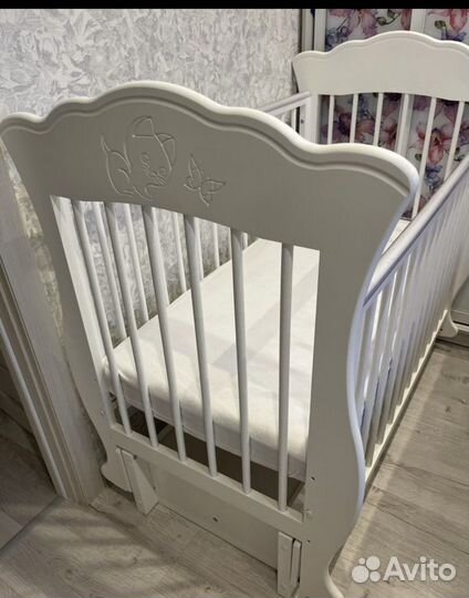 Детская кроватка с универсальным маятником