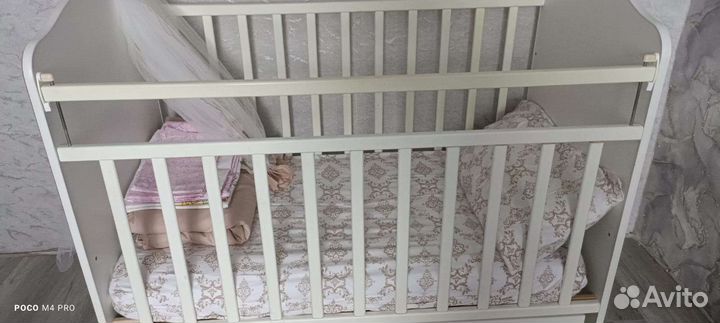 Детская кроватка с маятником белая