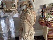 Мраморная статуя девушки