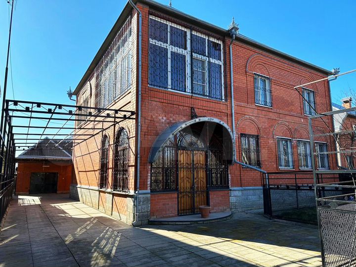 Дом 351,9 м² на участке 7,6 сот.