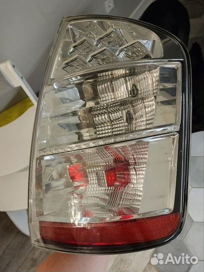 Задний правый фонарь prius 20