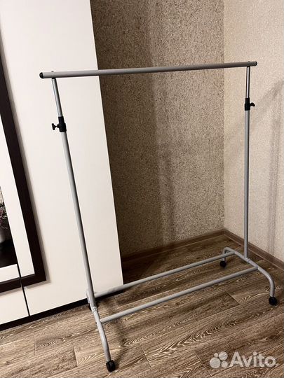 Вешалка напольная на колесиках
