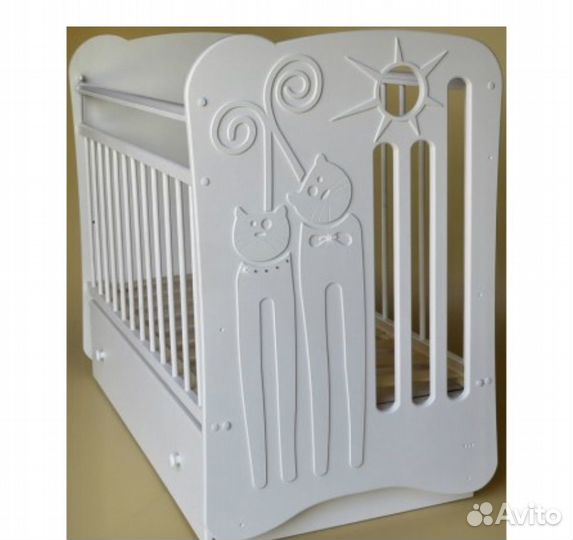Детская кроватка с маятником