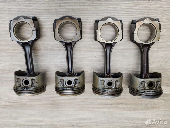 Поршень шатун палец Renault K4M 1,6