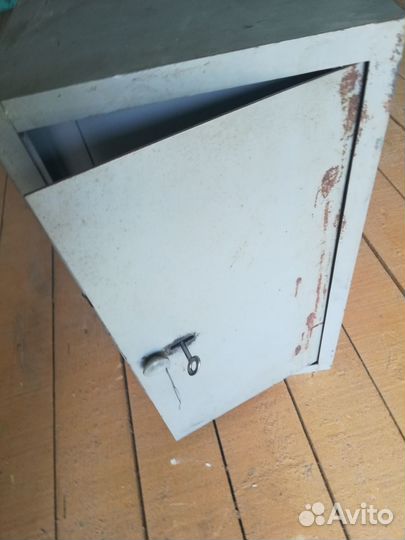 Продам сейф металлический