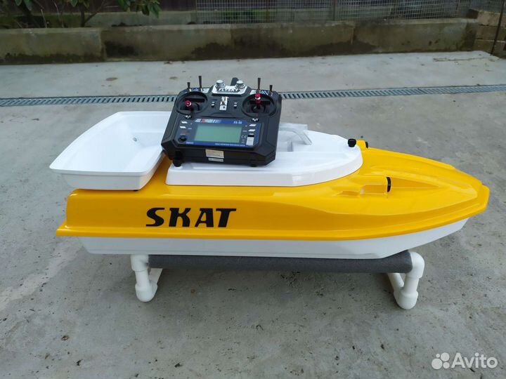 Прикормочный карповый кораблик skat