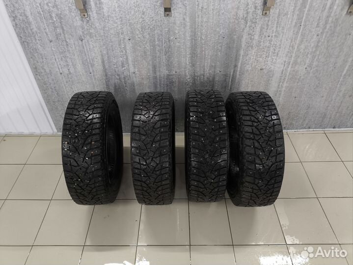 Bridgestone Blizzak Spike-02 SUV 215/65 R16 98T