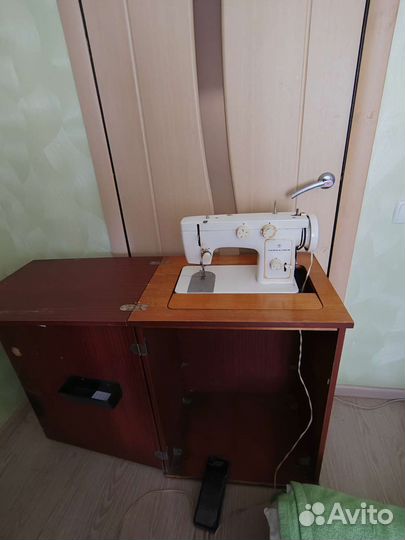 Швейная машина Чайка 142м
