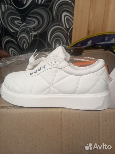 Кроссовки женские