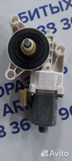 Моторчик стеклоподъёмника задняя левая на Dodge Ca